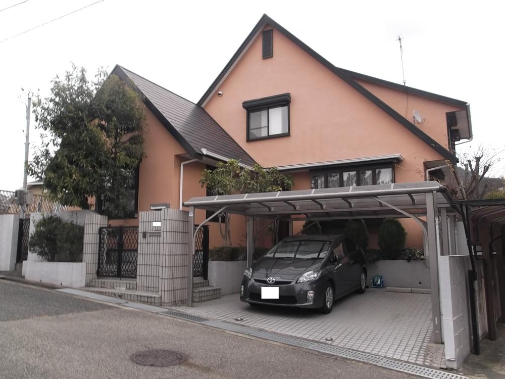 Local appearance photo. The building is the appearance. Two parking-friendly car!