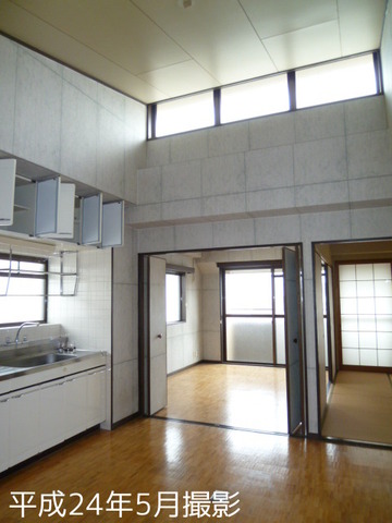 Living and room. LDK ・ With skylight