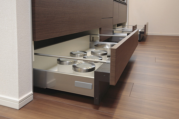 Kitchen.  [Width wood storage] Ensure the slide housed in a part of the Habaki part of the system kitchen. For convenient storage, such as a heavy canned (same specifications)