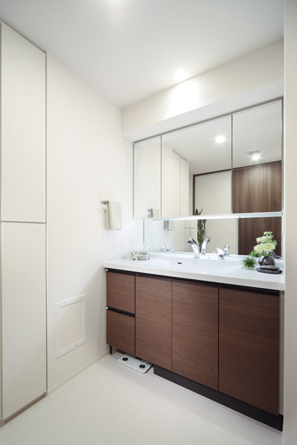 Bathing-wash room.  [Powder Room] Back in the morning of the dressing is also easy to three-sided mirror is storage space, such as cosmetics. It is with a movable shelf (D type menu plan model room / Including some paid option specification. Application deadline Yes)