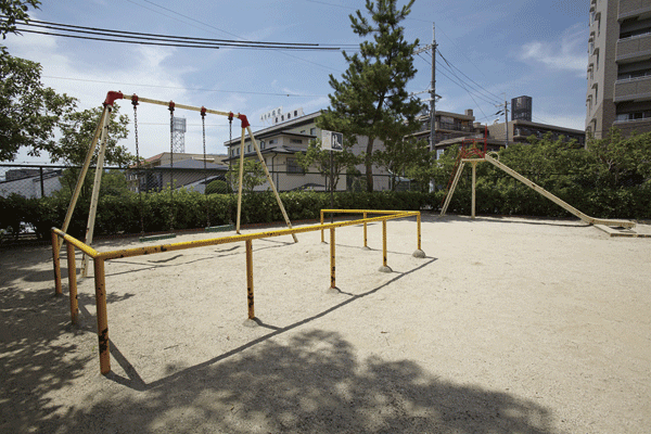 Surrounding environment. Kusunoki children amusement (4-minute walk ・ About 320m)