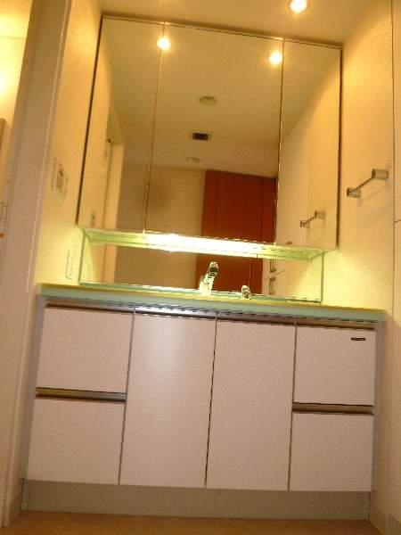 Wash basin, toilet. Wash basin of wide type!