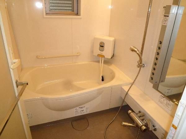 Bathroom. With mist shower!
