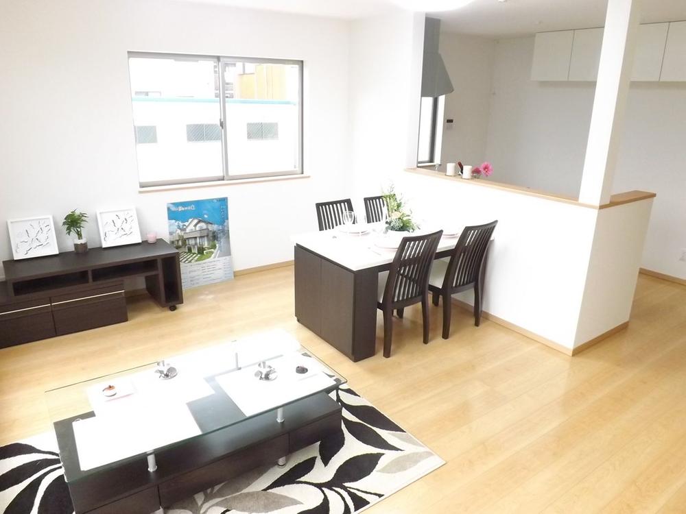 Same specifications photos (living). Same specifications photos (living) Unnecessary and easy care wax!