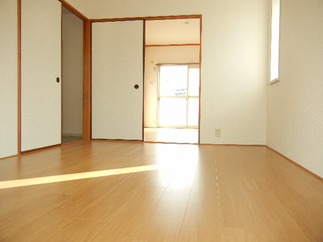 Other room space. Many windows in the corner room, Bright is