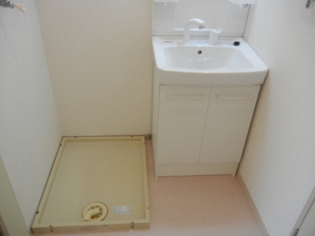 Washroom. Very convenient with shampoo dresser! !