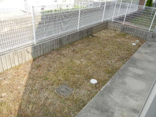 Garden. Happy private garden in the playground of the small children ◎