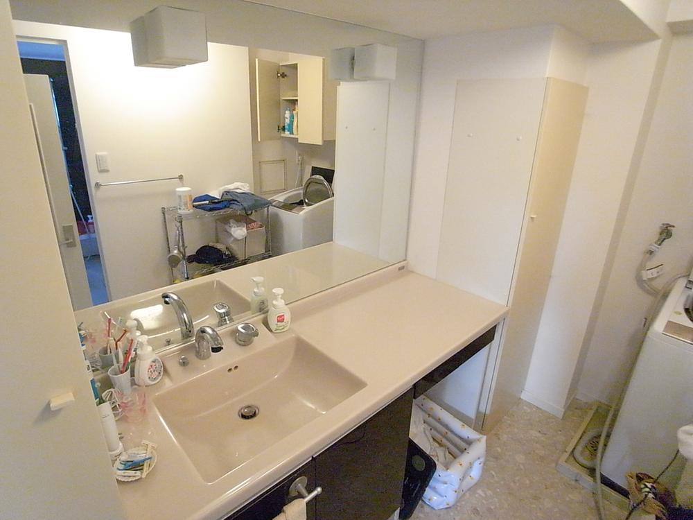 Wash basin, toilet