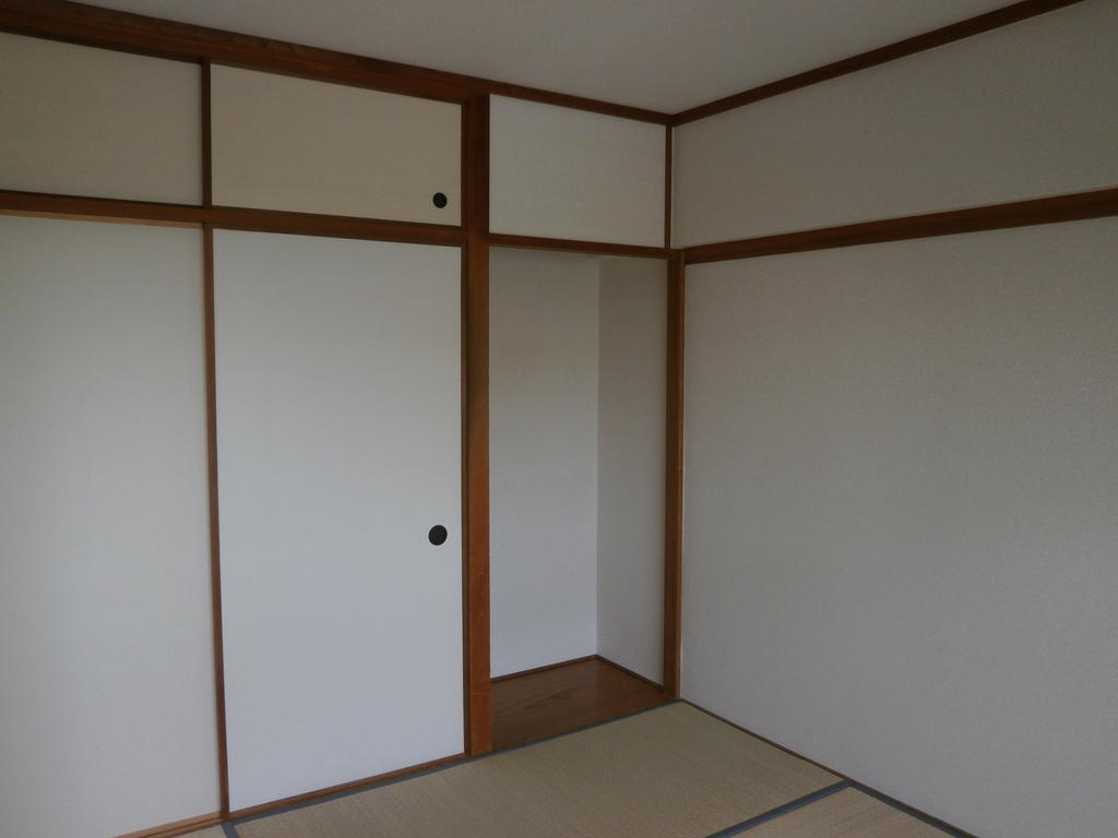 Living and room. Of calm atmosphere 4.5 mat Japanese-style room (downstairs)