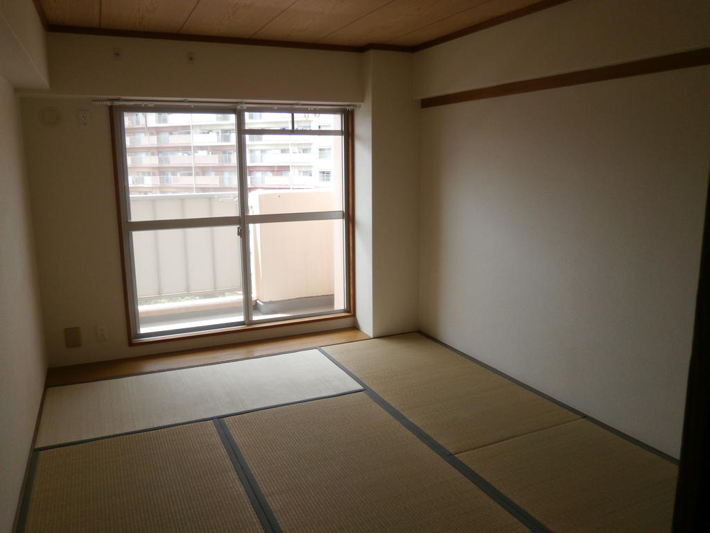 Living and room. Bright 6-mat Japanese-style room (upstairs)