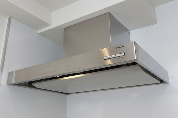Kitchen.  [Mantle type range hood (part type)] Large range hood of enamel rectification Backed to discharge the smoke at a high suction force. Wipe of oil stains in the stainless steel is easy (same specifications)