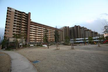 Local appearance photo. Local (10 May 2013) Shooting ● July 2006 Built in 451 units large-scale apartment ● Children's Room ・ Shared facilities, such as guest room has been enhanced.