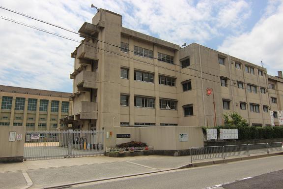 Primary school. Fukatsu until elementary school 900m