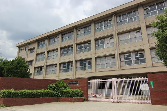 Junior high school. Fukatsu 900m until junior high school