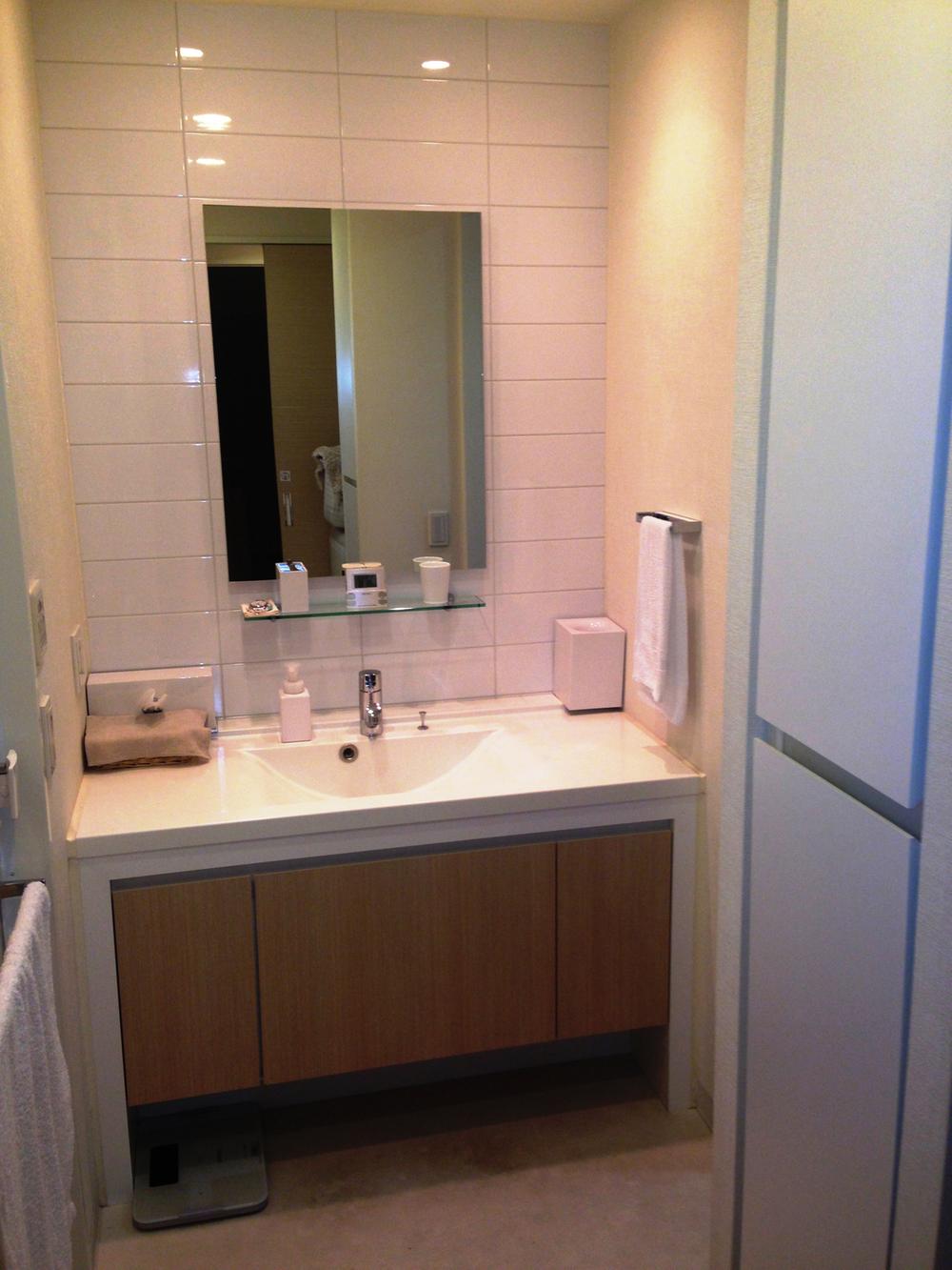 Wash basin, toilet. Indoor (12 May 2013) Shooting