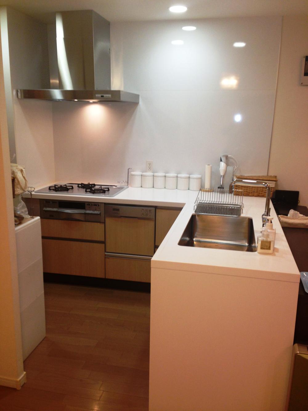 Kitchen. It is L-shaped counter kitchen. (With dishwasher) (December 2013) Shooting
