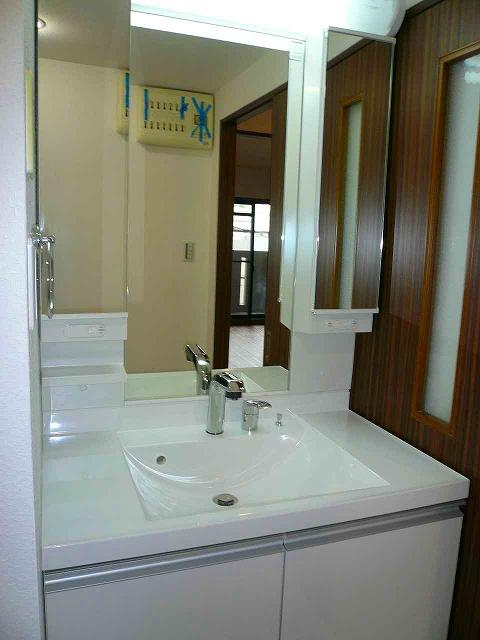 Wash basin, toilet. Shampoo is a wash basin with dresser.