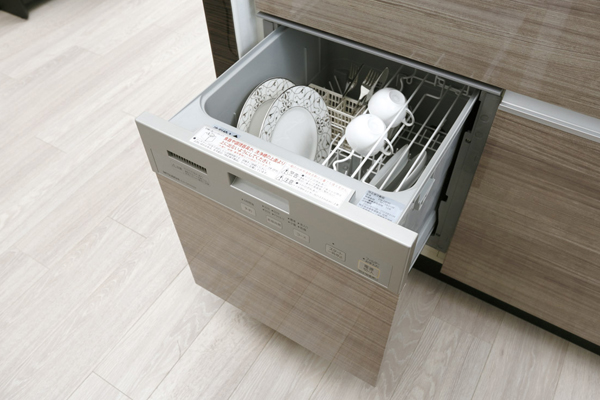 Kitchen.  [Dish washing and drying machine] Since dishwasher drying machine is installed in a sink under, You can put the dishes, etc. smoothly, Labor of water dripping less cleaning saves also (same specifications)