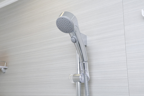Bathing-wash room.  [Metal-tone head shower] On in the hand of the switch ・ It can be switched off, Adopt the shower head also help to save water. It is with a slide bar that can be adjusted to favorite height (same specifications)