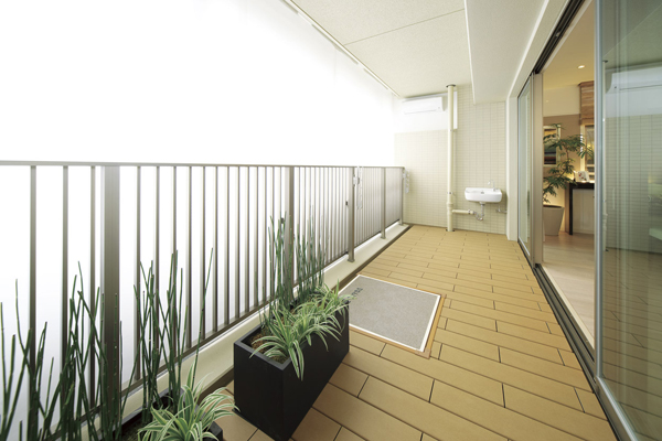 balcony ・ terrace ・ Private garden.  [balcony] Convenient slop sink has been installed in such watering gardening ( ※ )