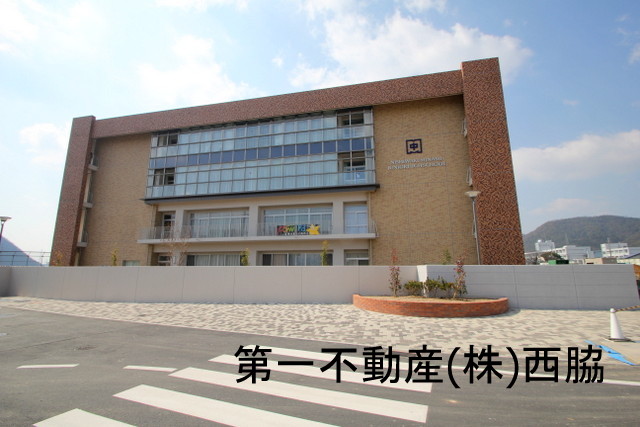 Junior high school. Nishiwaki 1070m south to junior high school (junior high school)
