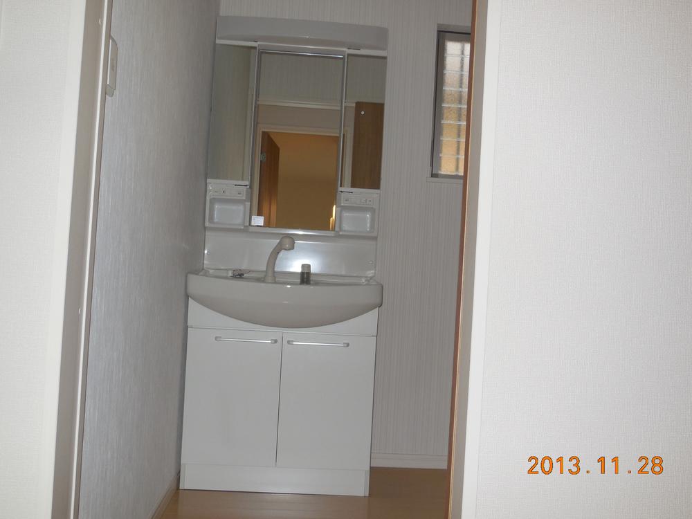 Wash basin, toilet. New construction local photo! You can immediately guidance