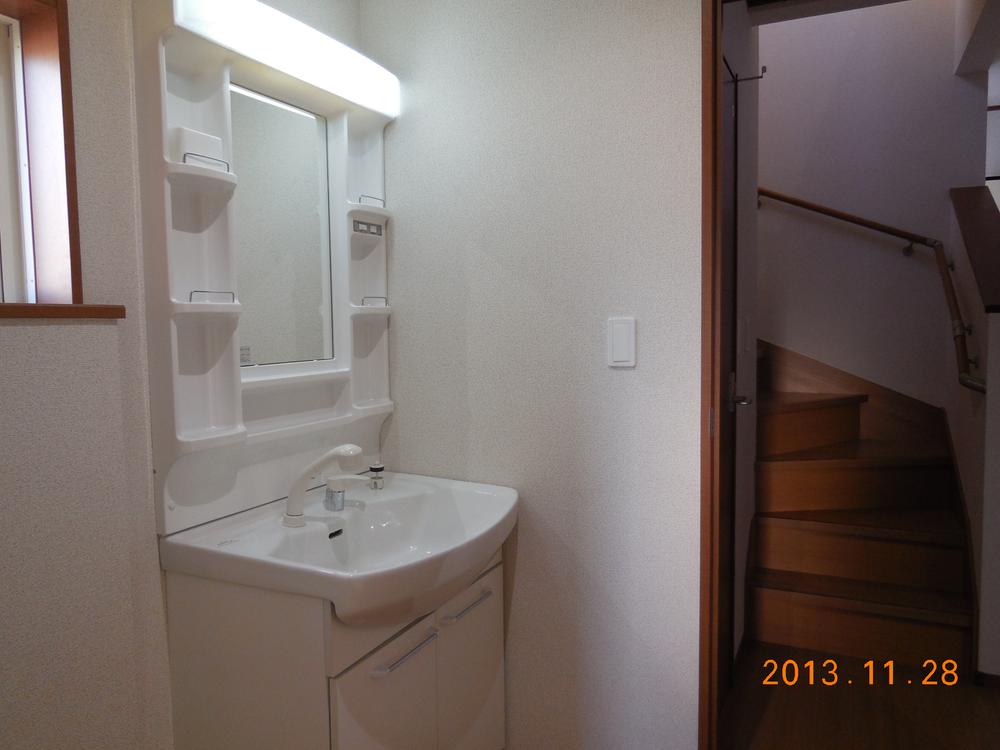 Wash basin, toilet. New construction local photo! You can immediately guidance