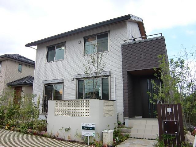 Local appearance photo. Model house (21-32 No. land) 5LDK + WIC. Total floor area of ​​122.42 sq m (37.03 square meters)