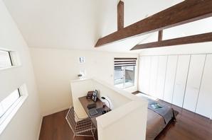 Study space of the step floor style also Toka's point that Mr. A was like. Dare showed a structural beam, Stylish bedroom