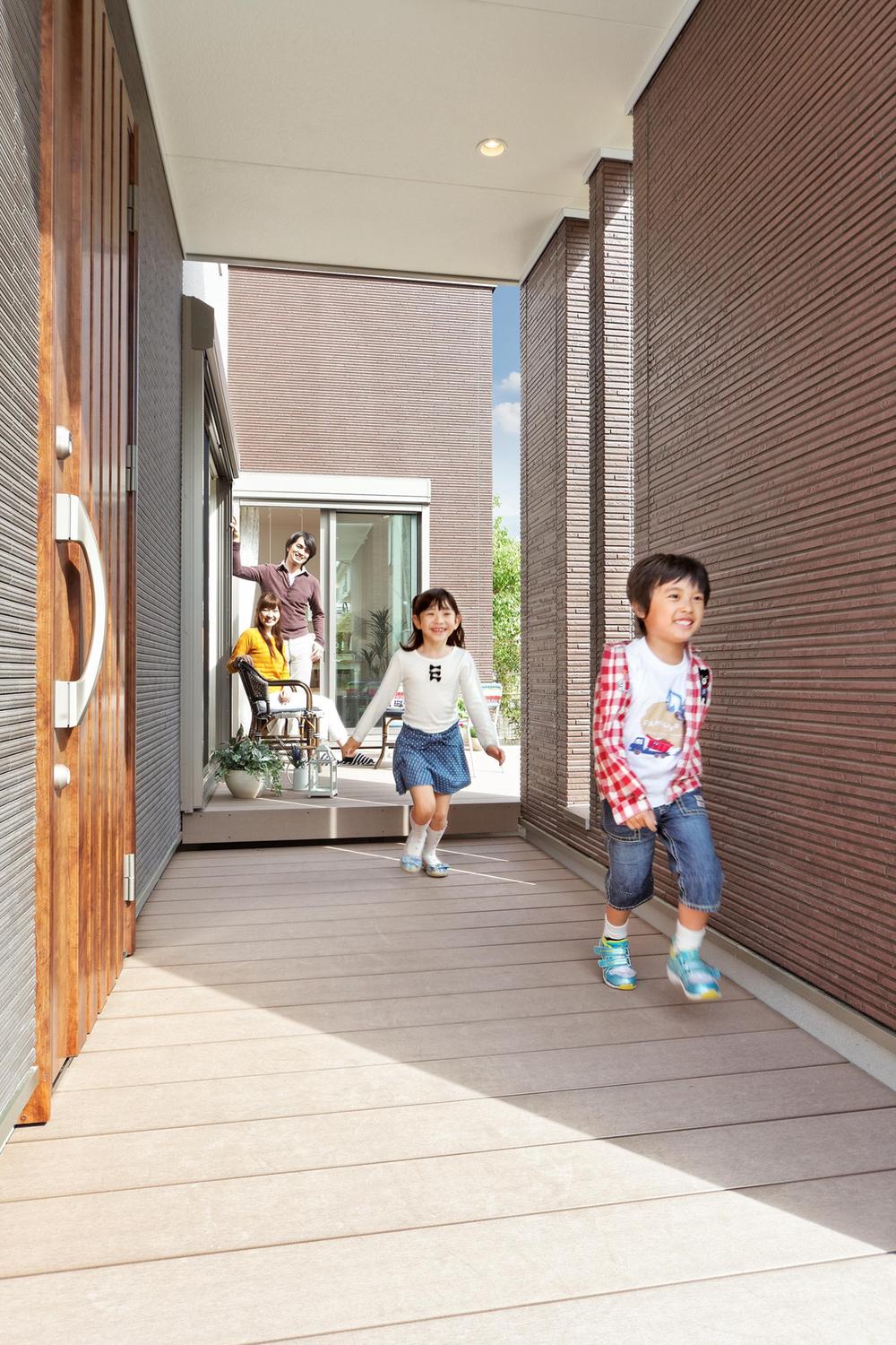 Entrance. Wood deck that follows from the entrance to the living room. Children is the space that Hashirimawareru vigorously. 