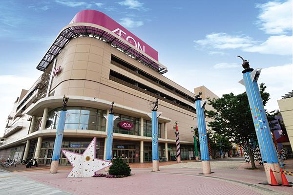 Shopping centre. To 650m a little shopping to ion. Happy mom to the health care of the family, It is possible to walk in to the day dealing with a lot of supplies ion.