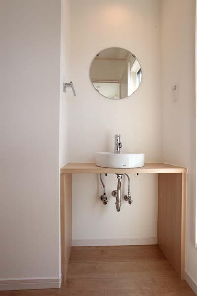 Wash basin, toilet. Installing a wash basin also on the second floor.  It takes a firmly housed in a toilet,  The second floor of the water around was to enrich. 