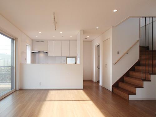 Living. Bright living-dining kitchen, which led to the large wood deck. Living slit handrail of the staircase of wrought iron has become an accent. 256 No. land LDK (11 May 2013) Shooting