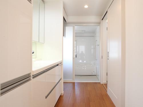 Bathroom. Tall storage and a restroom marked with original vanity, With less your easy-to-clean Rakupikafuroa and scratches, Sugopika tub adoption of the bathroom 256 No. land bathroom repel dirt ・ Basin (November 2013) Shooting