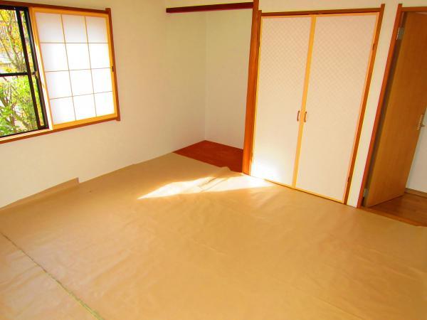 Non-living room. Japanese-style room is clean conduct Omotegae by remodeling the tatami
