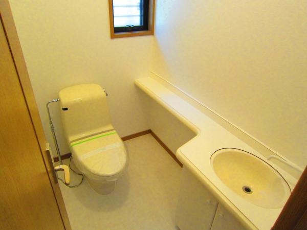 Toilet. Is spacious toilet!
