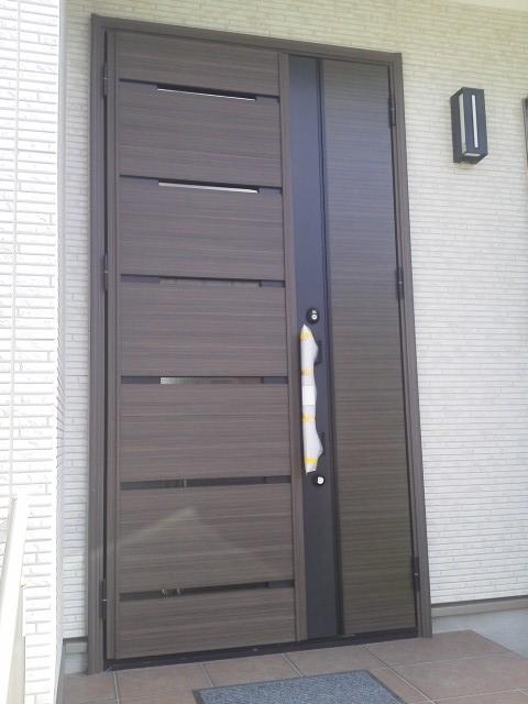 Entrance. Parent-child door of woodgrain