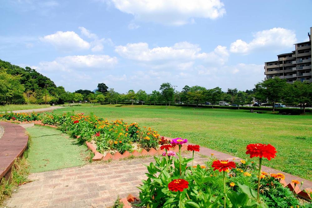 park. 1040m spacious lawn plaza popular to Central Park! There is also a holiday is crowded with families baseball field and artificial grass tennis courts.