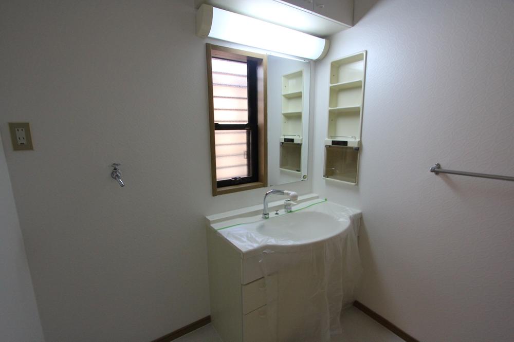Wash basin, toilet. Indoor (11 May 2013)