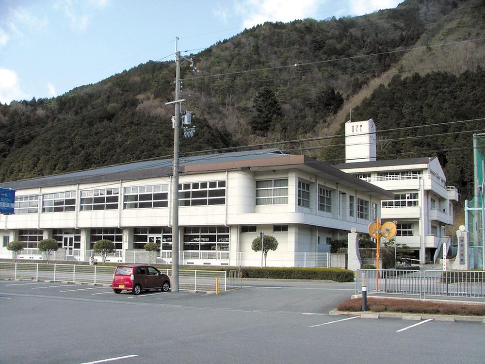 Primary school. Shiso City Kamino to elementary school 1400m