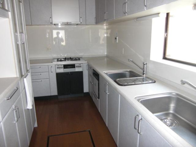 Kitchen. It is L-shaped kitchen with a storage counter