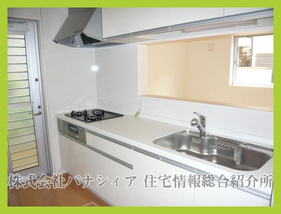 Same specifications photo (kitchen). At wide kitchen, Also a twist to the home cooking of his wife.
