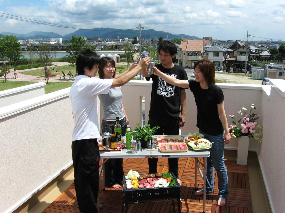 Of course, mid-summer barbecue and spring of tea time in passing blue sky, One of the fun also evening containing the liquor. While watching the night view party also good, It is also fun fireworks of the children (image photo)