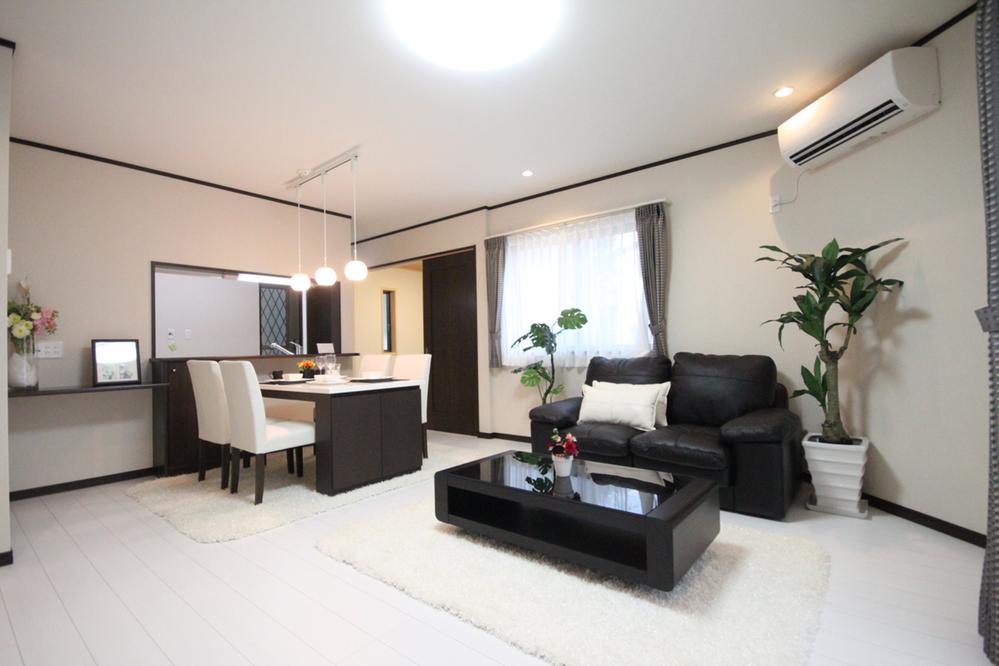 Living. Spacious living room of the face-to-face kitchen is finished in bright space you valuable white. Family gather warm oasis plant in also equipped with floor heating