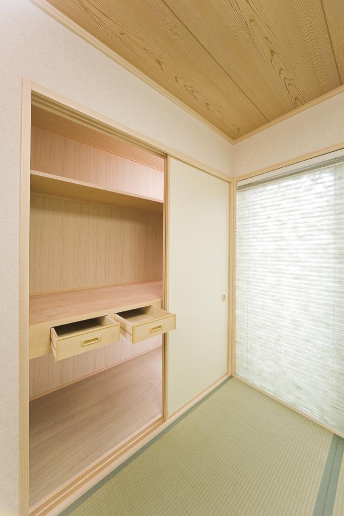 Receipt. Japanese-style closet middle storage