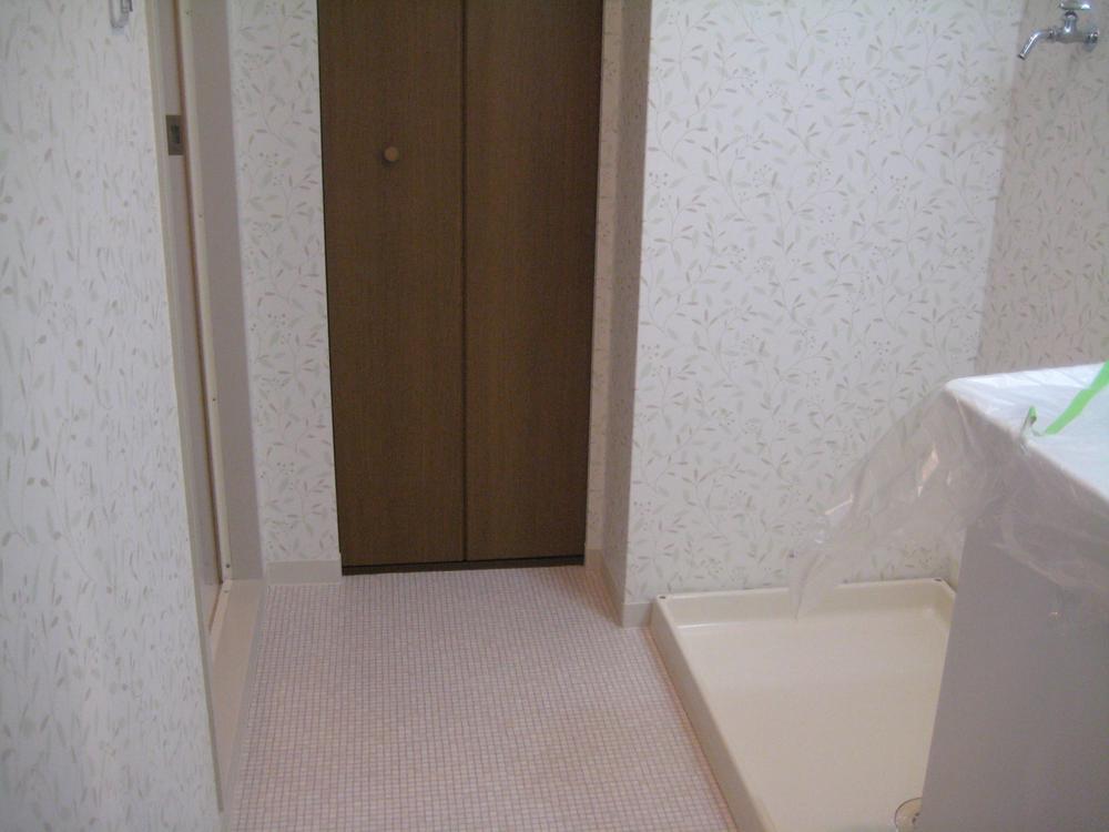 Wash basin, toilet. Cushion floor Zhang Kawasumi
