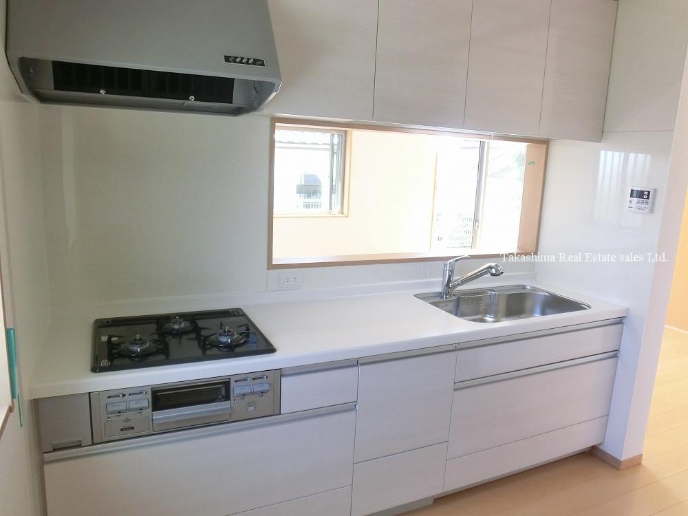 Kitchen. This is a system kitchen of artificial marble top. It is a popular counter kitchen.