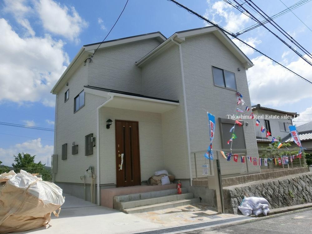 Local appearance photo. High and low of the road there is little.