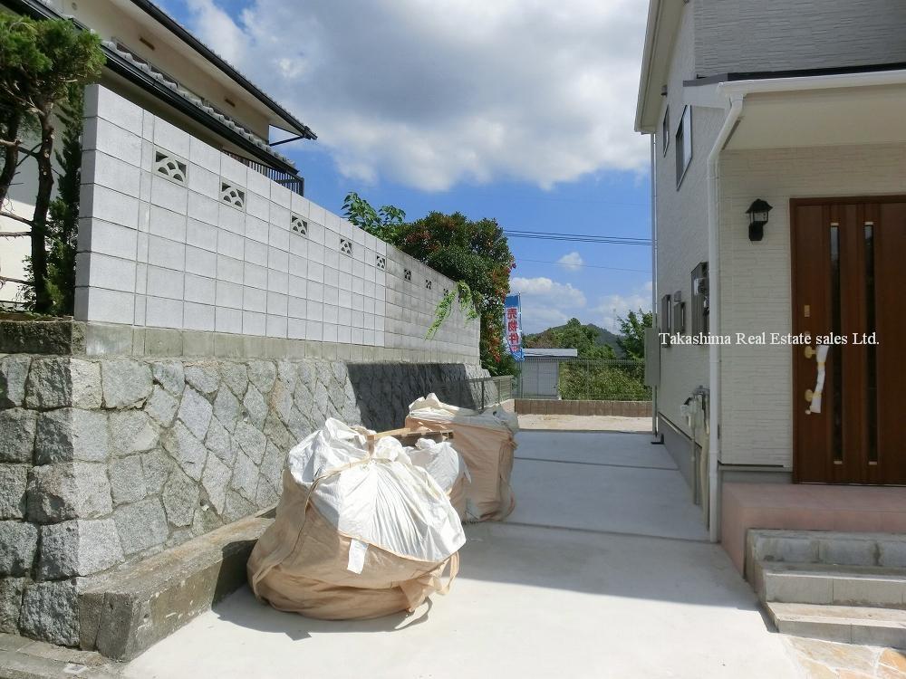 Local appearance photo. Parking Space 2 ~ There are three cars.
