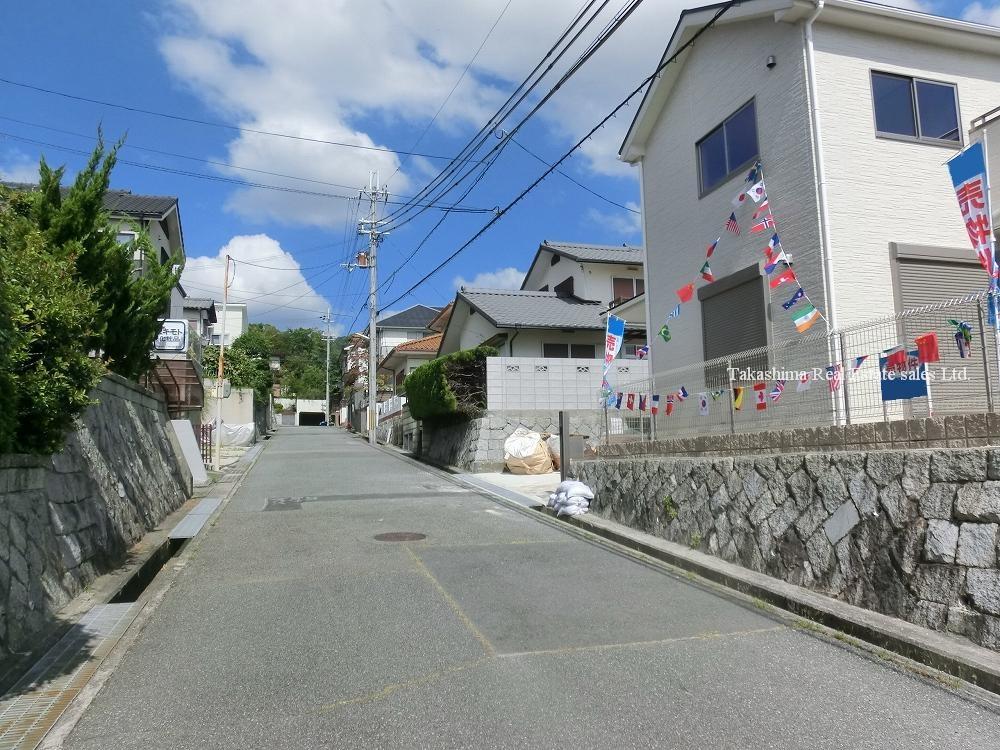 Local photos, including front road. We are comfortable with the front road 6m.